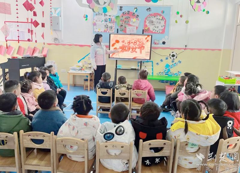 红安县东方幼儿园多彩活动庆“三八”妇女节